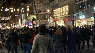 Mehrere hundert Menschen zogen am Montagabend unangemeldet durch die Karlsruher Innenstadt, um gegen die Corona-Maßnahmen zu protestieren.