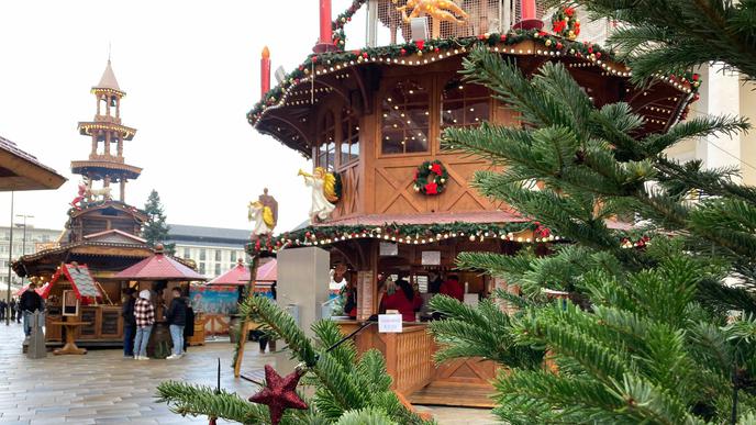 Blick auf den Weihnachtsmarkt Karlsruhe auf dem Marktplatz, im Hintergrund die Glühwein-Pyramide.