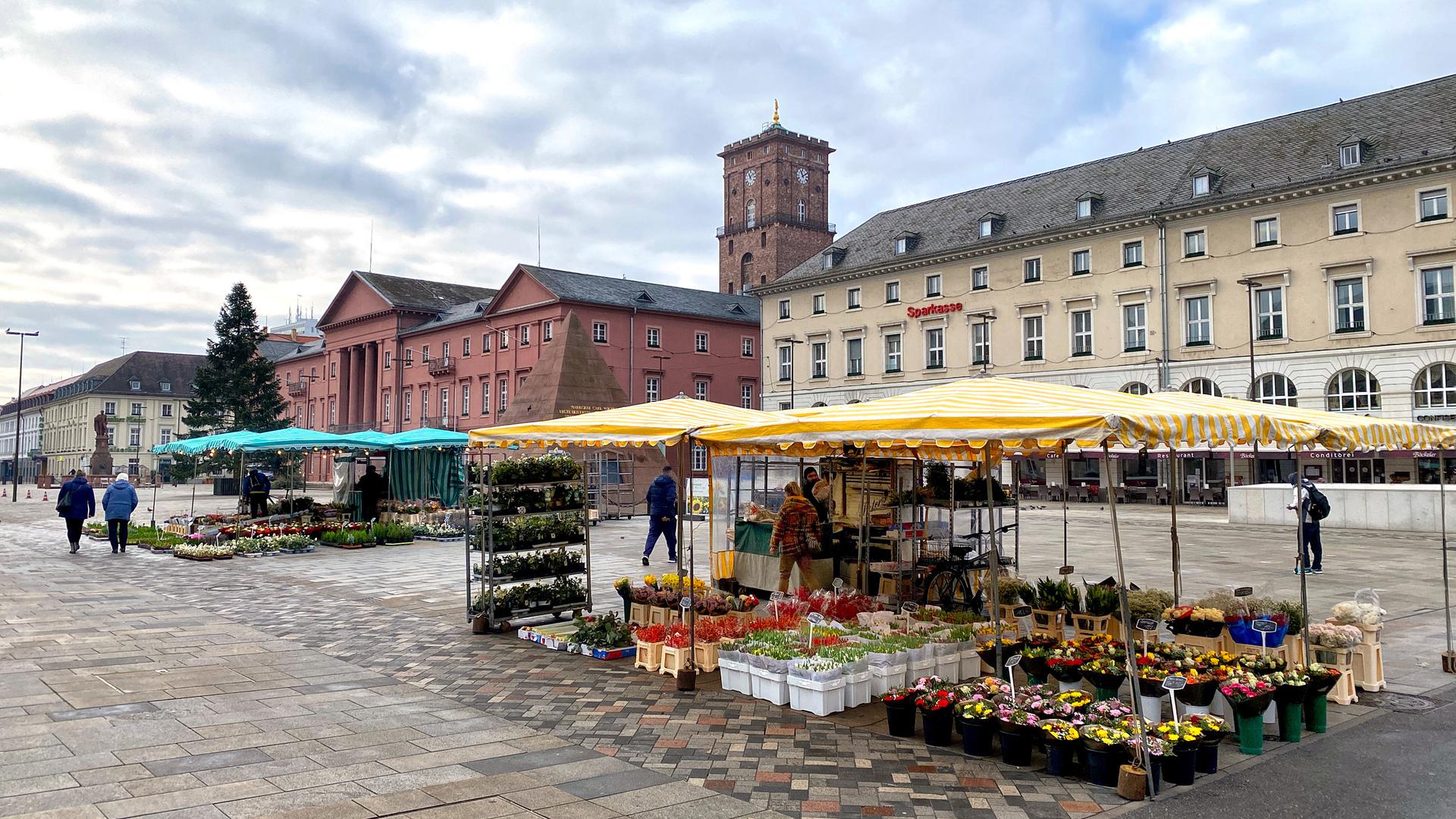 Der Blumenmarkt auf dem Karlsruher Marktplatz.
