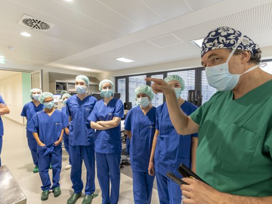 Für eine Berufsorientierung der besonderen Art hat der Direktor der Neurochirurgischen Klinik am Städtischen, Uwe Spetzger (ganz rechts), ausgewählte Abiturientinnen und Abiturienten von Karlsruher Gymnasien zu sich in den Operationssaal eingeladen.