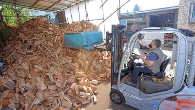Gefragter Brennstoff: Holzscheite für den heimischen Heizkamin oder Kachelofen sind nach längerer Lieferflaute jetzt wieder zu bekommen. Holzhändlerin Diane Mantz ist dieser Tage mit der Auslieferung an die Kunden beschäftigt.