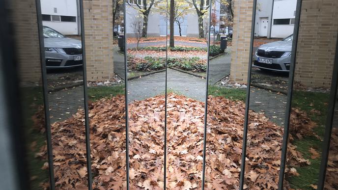 Innere Werte: Beim Blick zwischen die Steinplatten von Michaela Kölmels Werk „Ohne Titel“ auf dem KIT-Campus Süd offenbart sich ein reizvolles Spiegel-Bild.