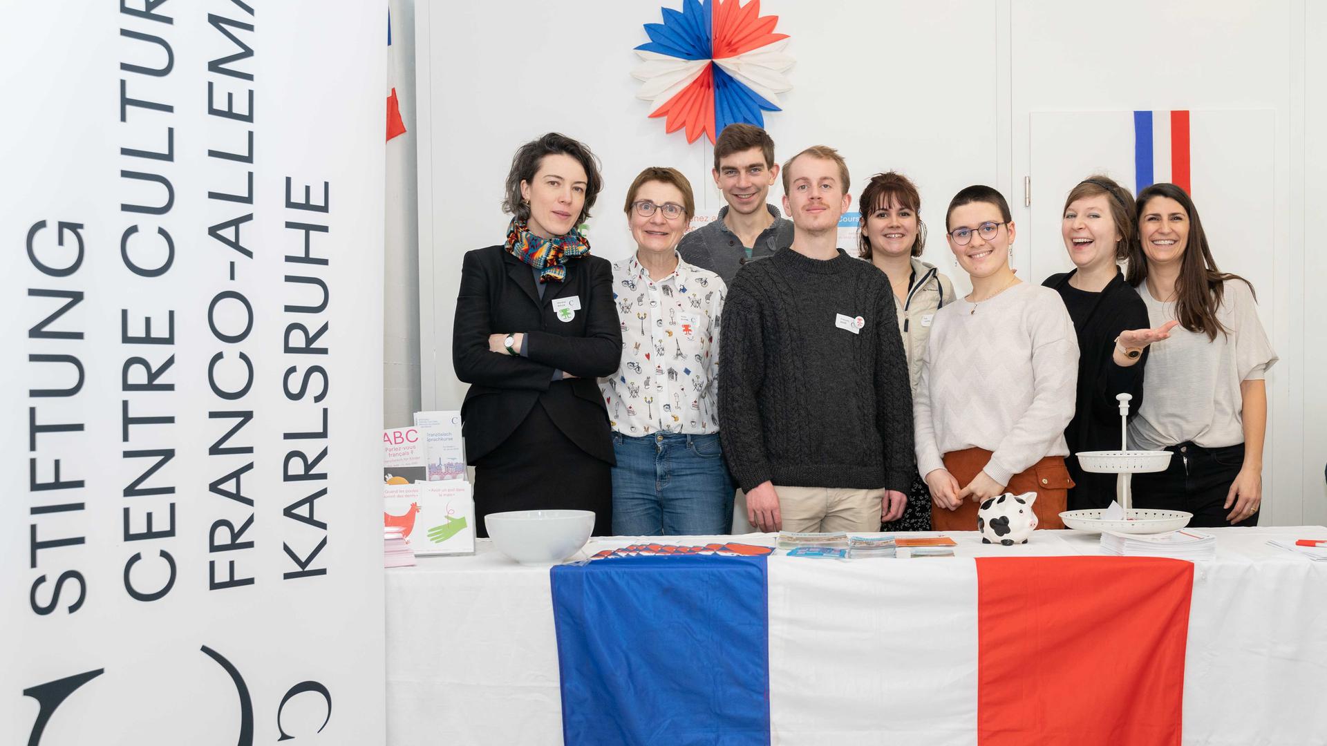 Das Team der Stiftung Centre Culturel Franco-Allemand Karlsruhe mit Leiterin Marlène Rigler (rechts), Mitarbeiterinnen, Praktikanten und Volontären am deutsch-französischen Tag im Regierungspräsidium Karlsruhe im Februar 2020.