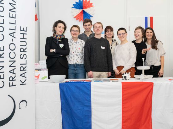 Das Team der Stiftung Centre Culturel Franco-Allemand Karlsruhe mit Leiterin Marlène Rigler (links), Mitarbeiterinnen, Praktikanten und Volontären am deutsch-französischen Tag im Regierungspräsidium Karlsruhe im Februar 2020.