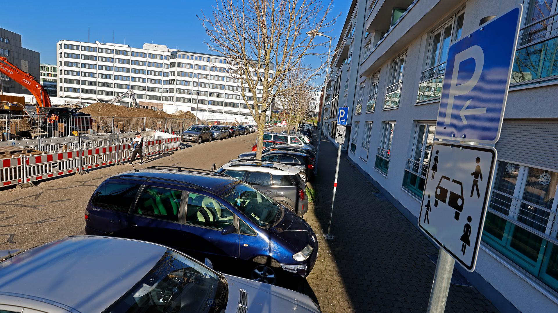 Falsch geparkt: Wie in der Elisabeth-Großwendt-Straße sind Stellplätze für Carsharing-Autos häufig durch andere Fahrzeuge belegt. Die Stadt reagiert mit Bußgeldern und dem Abschleppwagen.