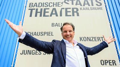 Christian Firmbach, neu gewählter Intendant des Badischen Staatstheaters in Karlsruhe, aufgenommen vor dem Theater, nach einer Pressekonferenz, während der er vorgestellt wurde. Firmbach soll sein Amt am 01.09.2024 antreten.