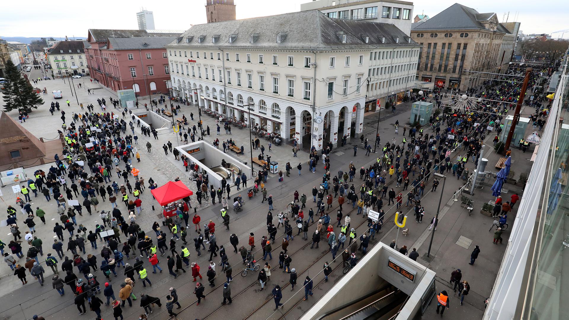 Demo-Marsch von Gegnern der Corona-Maßnahmen von der Kaiserstraße auf den Marktplatz