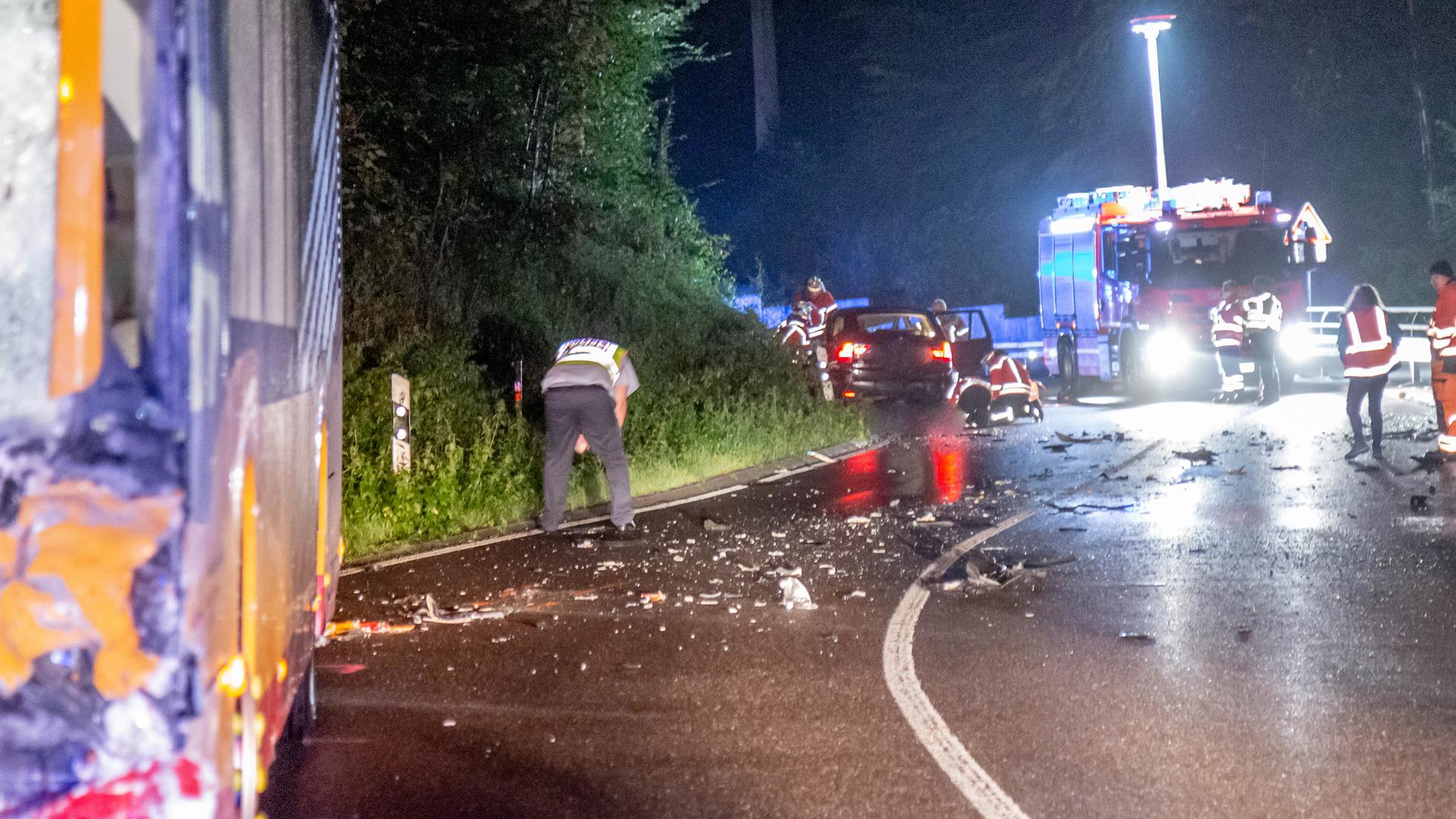 Tödlicher Crash: Beim Zusammenstoß zwischen einem Personenwagen und einem Linienbus des KVV wurden in der Nacht zum Montag ein Mann getötet und einer verletzt. 