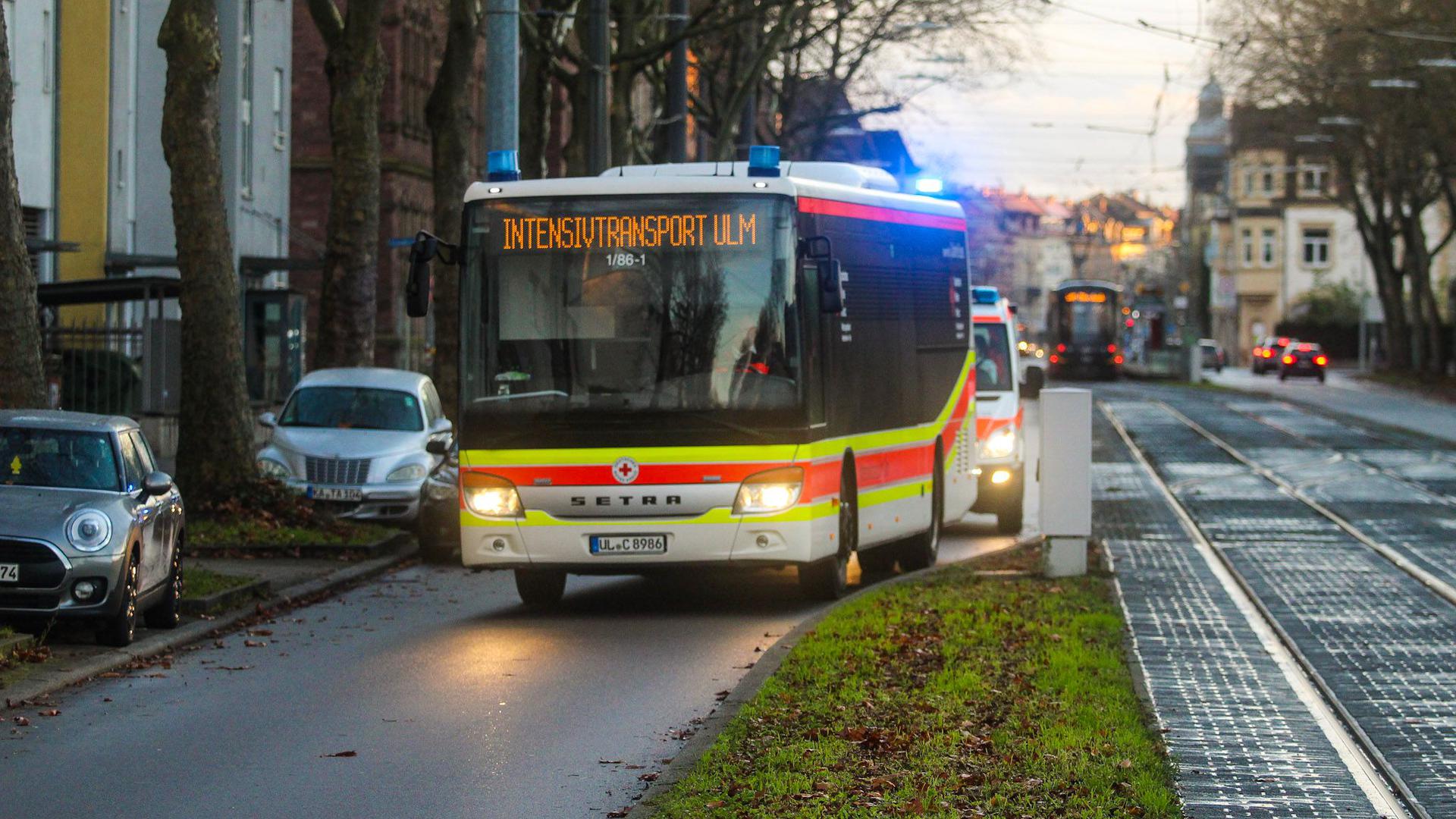 Mit einem Intensiv-Transportbus wurden am Samstagnachmittag Corona-Patienten nach Karlsruhe verlegt.