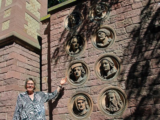 Die Terrakotta-Reliefs im Botanischen Garten begleiten BNN-Leserin Ingrid Albicker-Omidi schon seit Jahrzehnten.