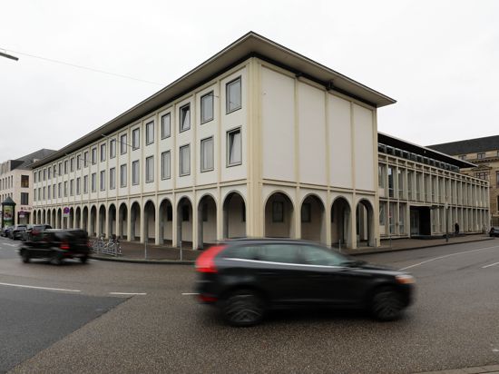 Vergewaltigungsprozess: Am Amtsgericht Karlsruhe muss sich ein Künstler des Badischen Staatstheaters wegen mutmaßlicher sexueller Übergriffe verantworten.