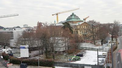 Kahl sind am 16.12.2022 die Bäume zwischen dem Bundesgerichtshof und dem Karlstor, die eventuell für den Bau des geplanten Forums Recht gefällt werden.