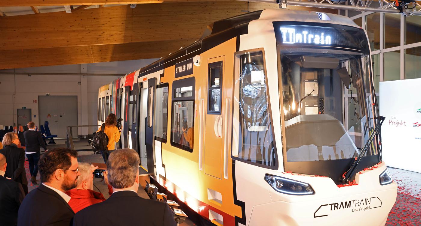 Neue Karlsruher Stadtbahnen: 22 Meter langes Modell im Rheinhafen