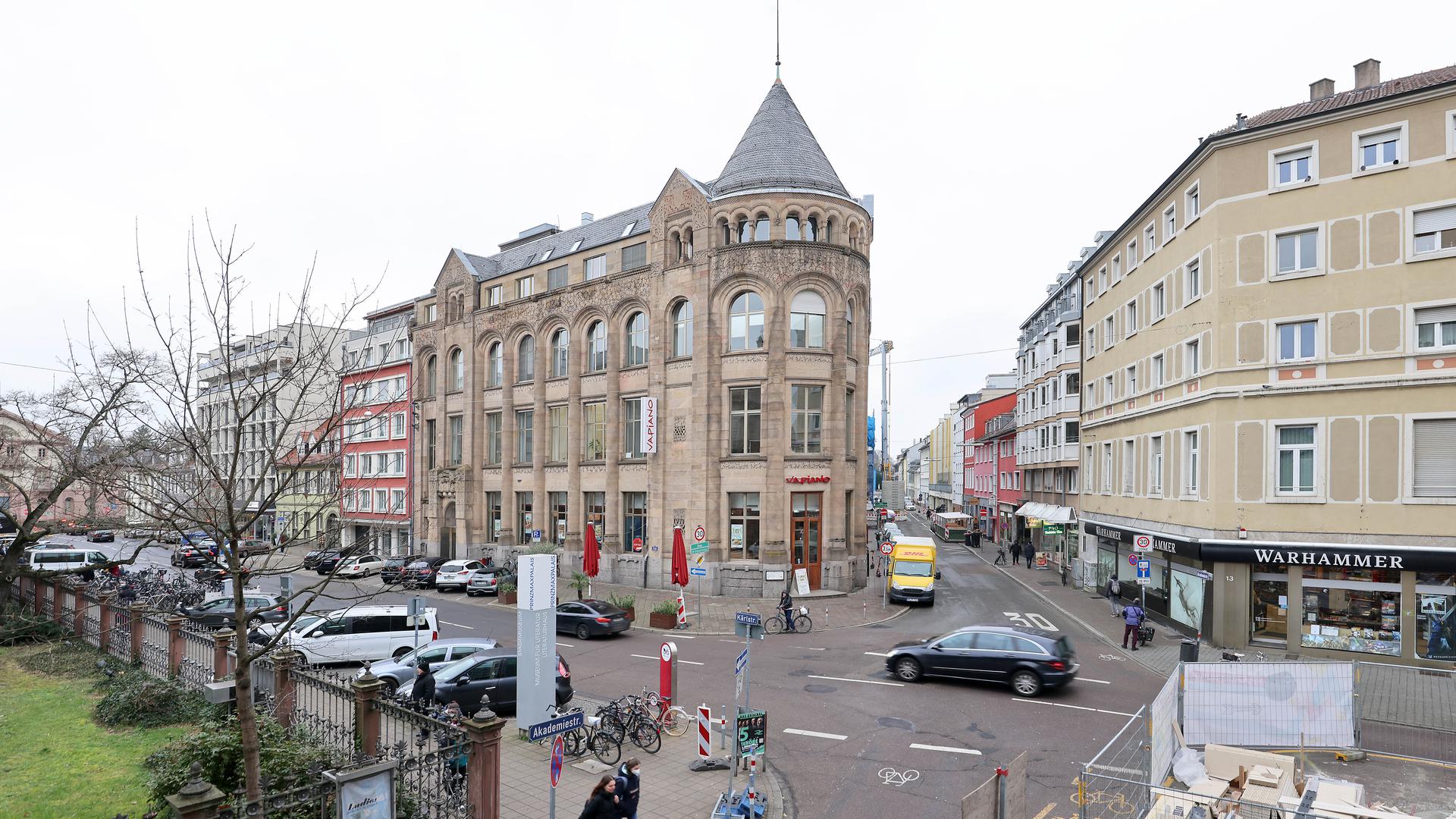 Ein historisches Gebäude an der Ecke Karl- und Akademiestraße in Karlsruhe. 