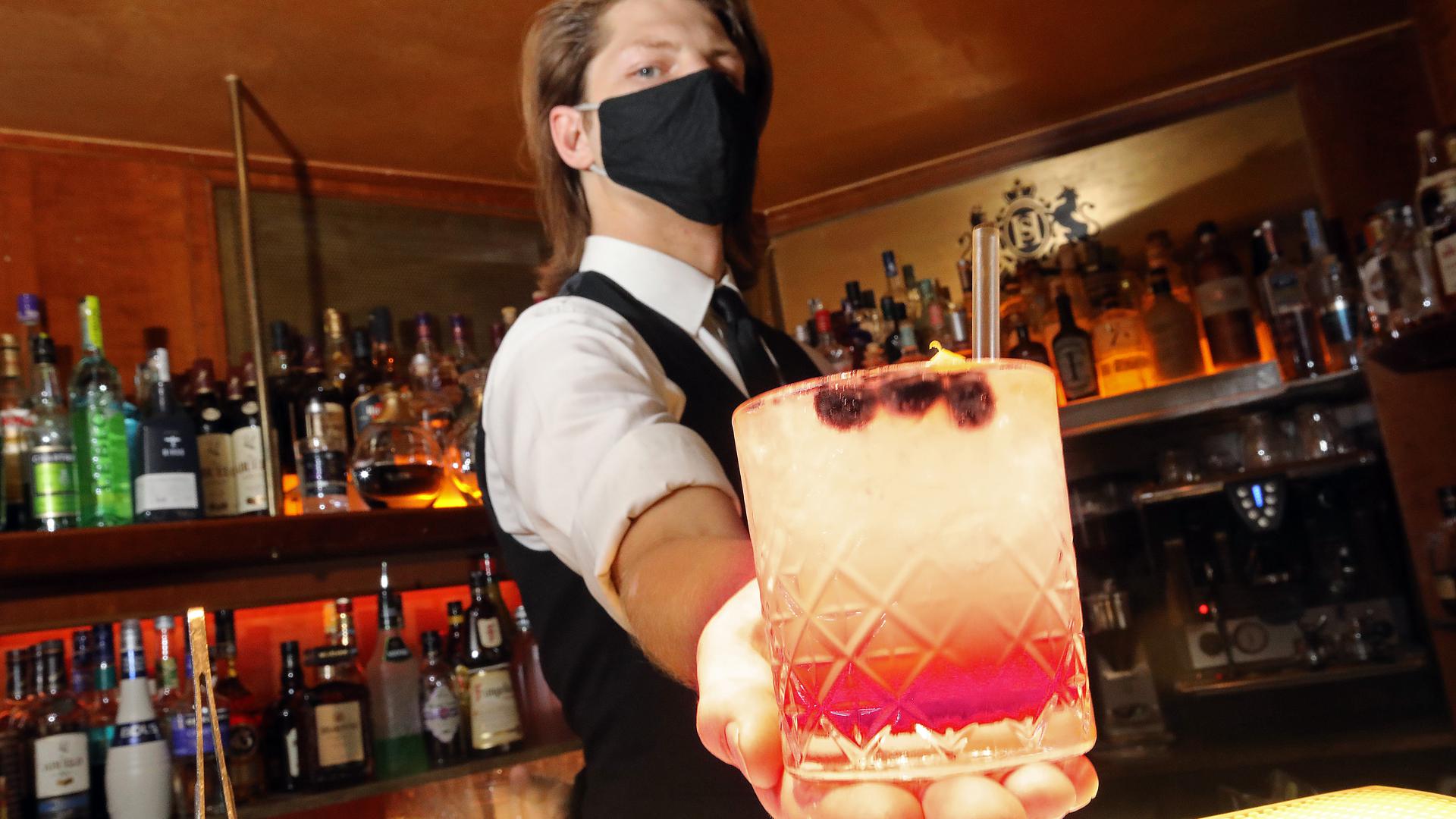 Cocktails zu Corona-Zeiten: Im Karlsruher Hotel Santo hat Barkeeper Jacob Dreiforth den „Rescue Berry” im Angebot.