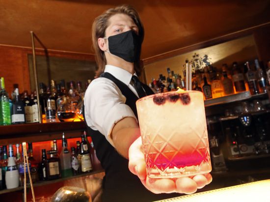 Cocktails zu Corona-Zeiten: Im Karlsruher Hotel Santo hat Barkeeper Jacob Dreiforth den „Rescue Berry” im Angebot.