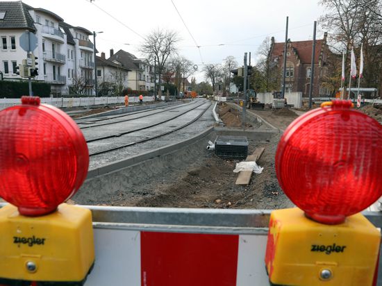 Noch zwei Wochen gesperrt: Ab 28. November fährt die Straßenbahn wieder durch die Moltkestraße. Diese Haltestelle beim Klinikum (rechts) kann dann aber noch nicht genutzt werden.