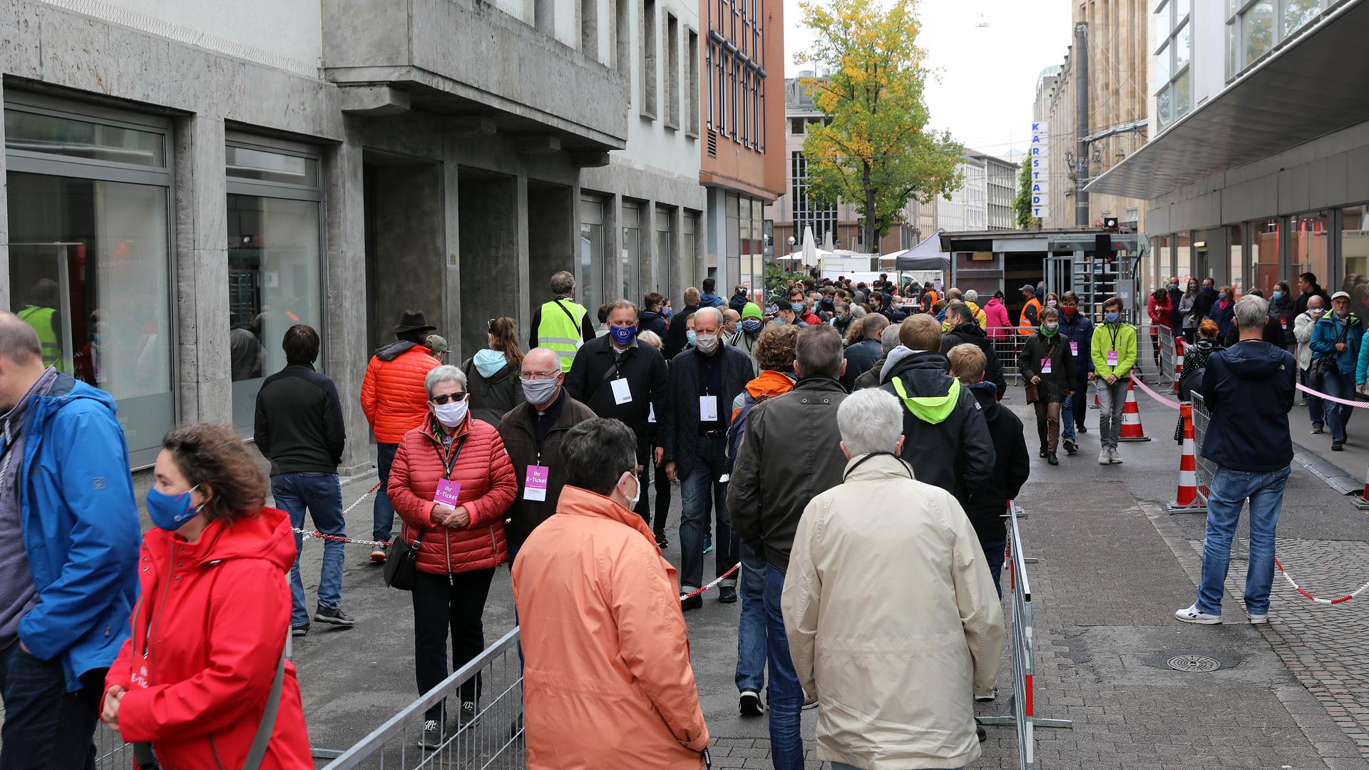 Schlangestehen vor der Attraktion: In der Lammstraße sammelten sich die Besucher vor dem Eingang zur Untergrund-Bahnhaltestelle Marktplatz/Kaiserstraße. 