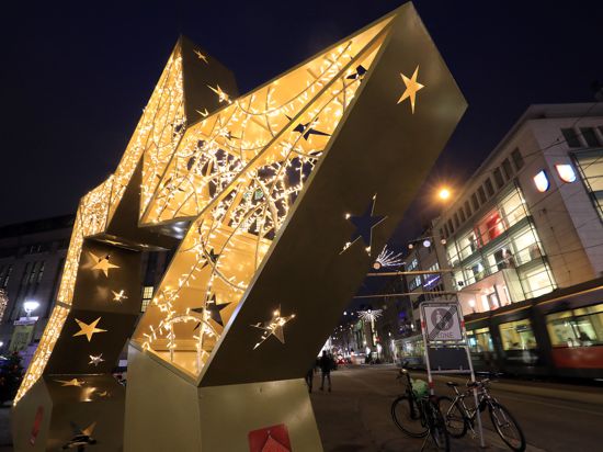 Karlsruhe präsentiert sich strahlend: Große Teile des Mini-Weihnachtsmarktes dürfen jetzt doch auch an den Adventssonntagen öffnen.