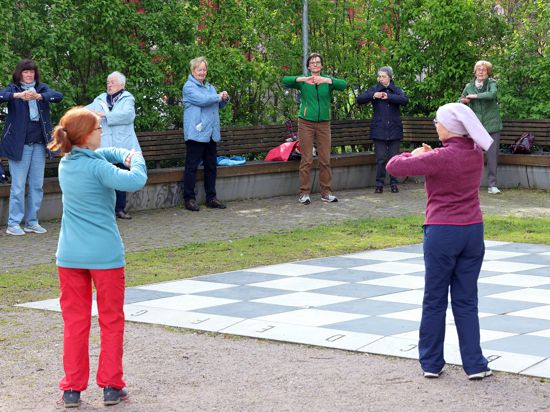 Christa Fritz (links) zeigt den Teilnehmenden der „Bewegten Apotheke“ die verschiedenen Übungen.
