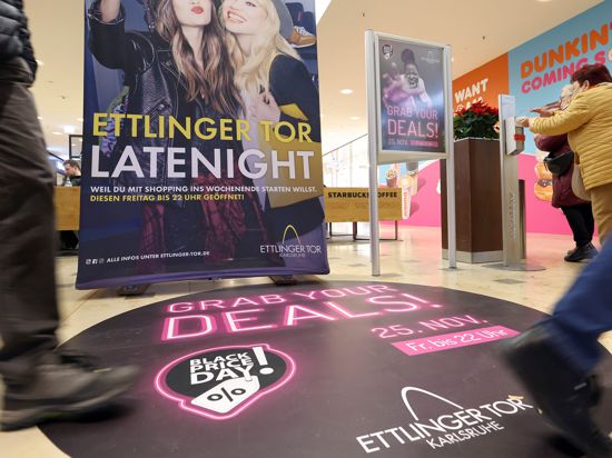 Wichtiger Tag: Im Ettlinger Tor Center zählt der Black Friday seit Jahren zu den Tagen mit der höchsten Kundenfrequenz. In Eingangsbereich beim Friedrichsplatz wird für die Rabattaktion geworben.