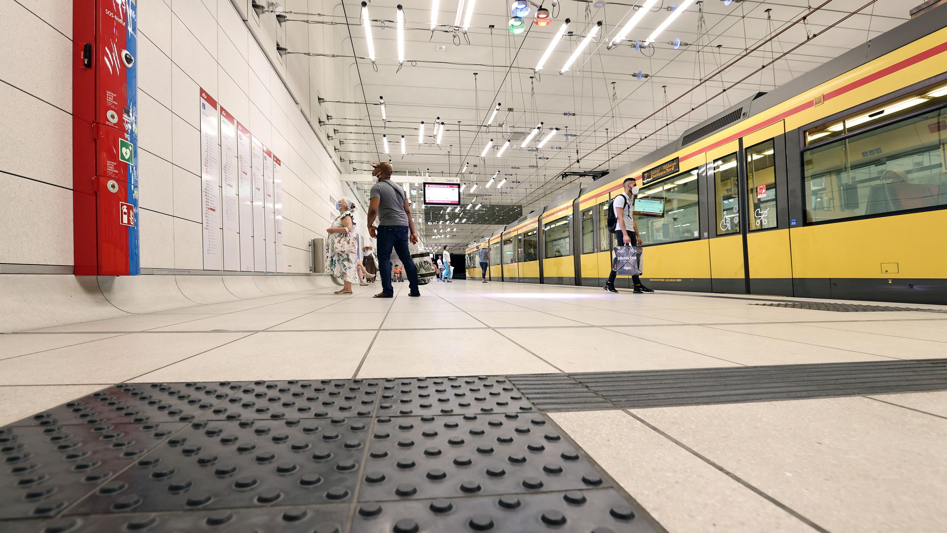 Am 19.07.2022 führt das Blindenleitsystem in der U-Strab an der Haltestelle Marktplatz nicht zur Informationssäule an der Wand.