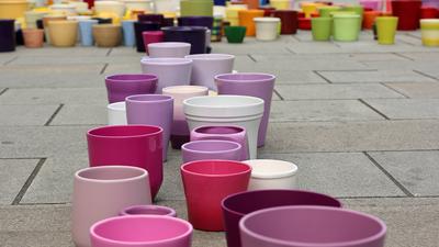 Aus Abfall wird Kunst: Studentinnen und Studenten der Pädagogischen Hochschule Karlsruhe machen mit einer Blumentopf-Aktion auf dem Karlsruher Marktplatz auf Themen wie Abfallvermeidung und Nachhaltigkeit aufmerksam.    