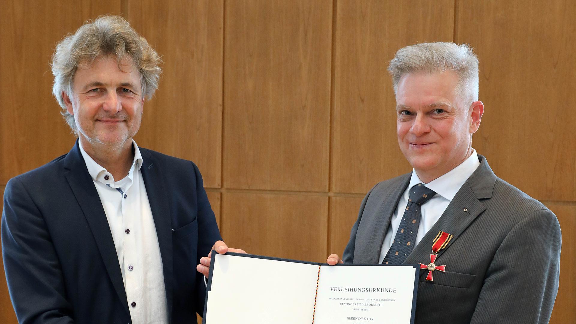 OB Frank Mentrup verleiht Dirk Fox das Bundesverdienstkreuz