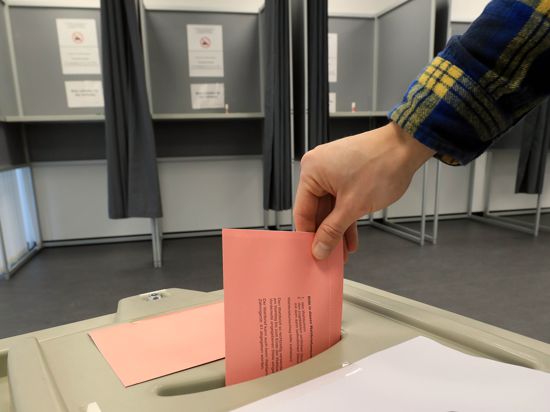 Die Stimmabgabe läuft: Das Interesse an Briefwahl ist bei dieser OB-Wahl groß. In den Räumen des früheren Postgiroamtes in der Kriegsstraße 100 gibt es auch Wahlkabinen. 