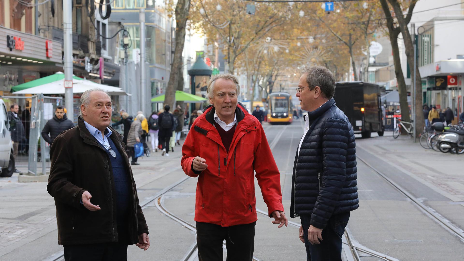 Der Bürgerverein Stadtmitte (v.l.n.r.:  Karl Leis,  Rolf Apell, Jürgen Zaiser) trifft sich in der Kaiserstraße auf den Gleisen.