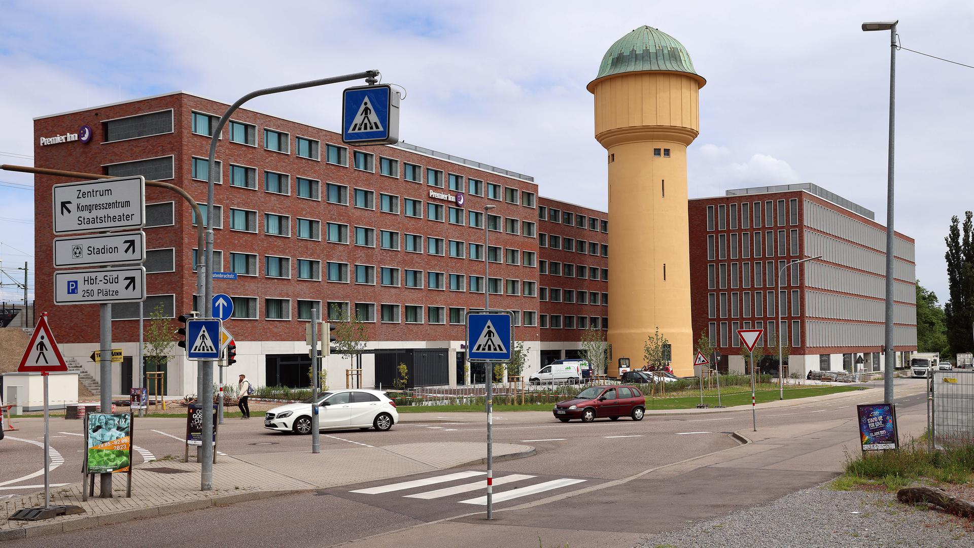 In neuer Farbgebung präsentiert sich der Wasserturm als Bestandteil des „Bürotels“ in der Fautenbruchstraße. Nicht jedem sagt der vom Denkmalamt verordnete Anstrich zu.   