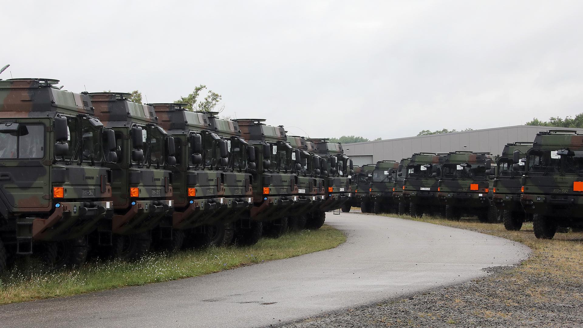 Militärlastwagen der Firma Rheinmetall im Materiallager der Bundeswehr in Karlsruhe 