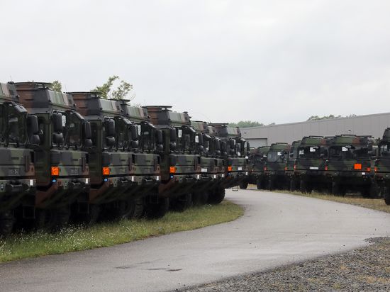 Militärlastwagen der Firma Rheinmetall im Materiallager der Bundeswehr in Karlsruhe 