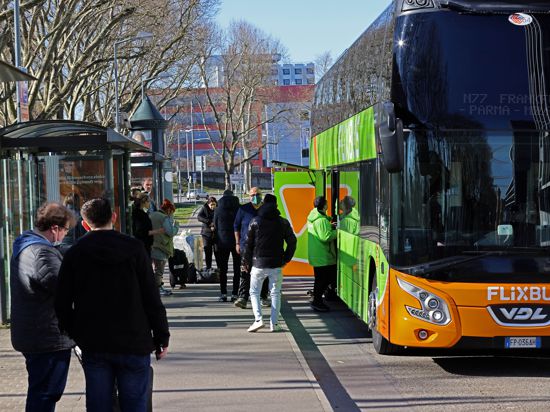 Am 28. Februar 2022 steigen auch Menschen, die gerade aus der Ukraine geflohen sind, aus den Fernbussen, die am Busbahnhof südlich vom Hauptbahnhof Karlsruhe halten.