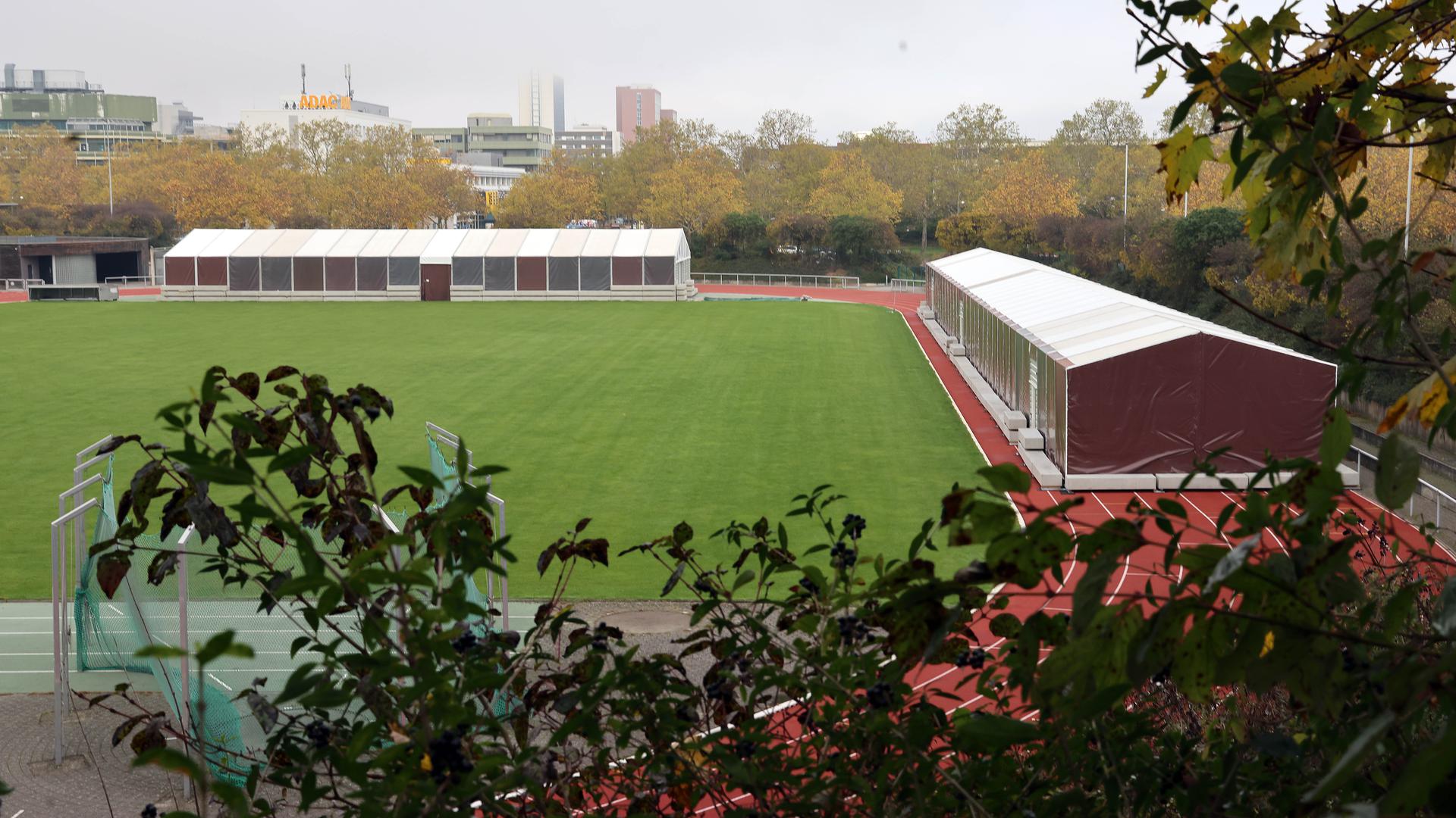 Das Carl-Kaufmann-Stadion in der Südweststadt, in dem zwei 80 Meter lange Laufschläuche auf den Bahnen stehen.