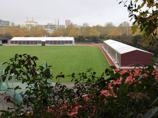 Das Carl-Kaufmann-Stadion in der Südweststadt, in dem zwei 80 Meter lange Laufschläuche auf den Bahnen stehen.