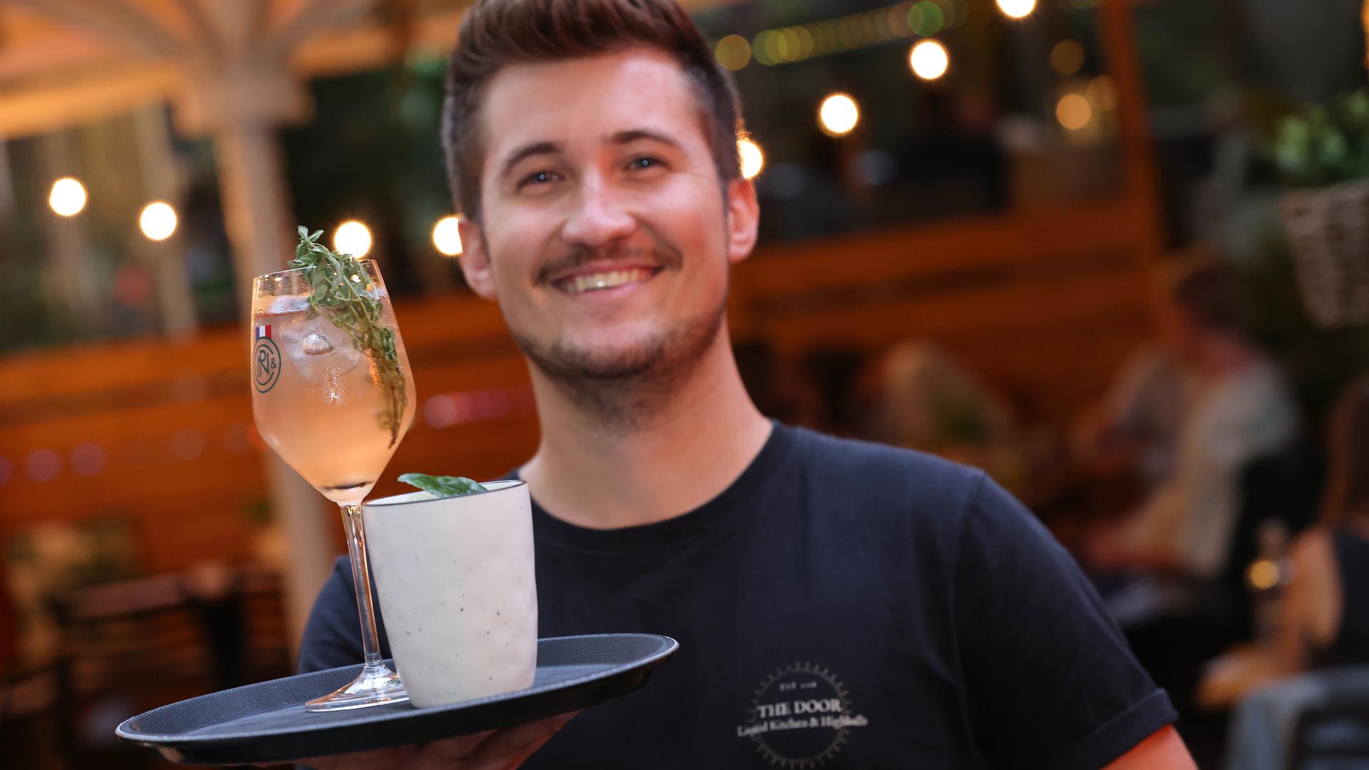 Sommerkreationen: Daniel Grammer von der Bar „The Door“ in der Hirschstraße empfiehlt Getränke wie den „Eisvogel“ (im Vordergrund) und den Rhabarber Spritz.