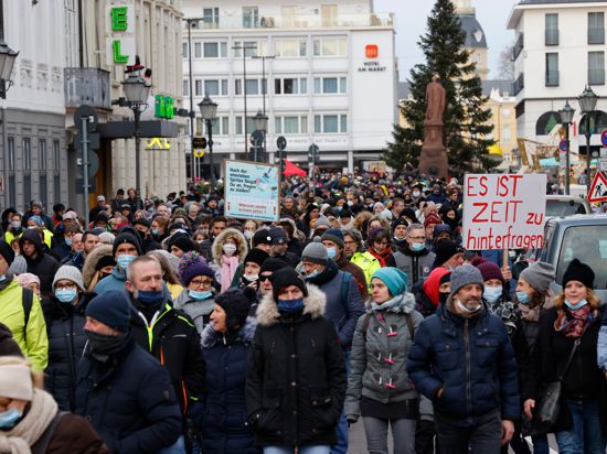 Menschen demonstrieren in Karlsruhe gegen die Corona-Auflagen.