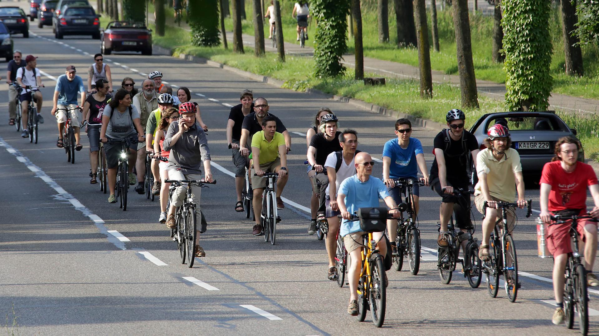 In Karlsruhe fahren immer mehr Leute Rad. Und die brauchen wie hier bei einer Critical-Mass-Fahrt immer mehr und breitere Radwege. 