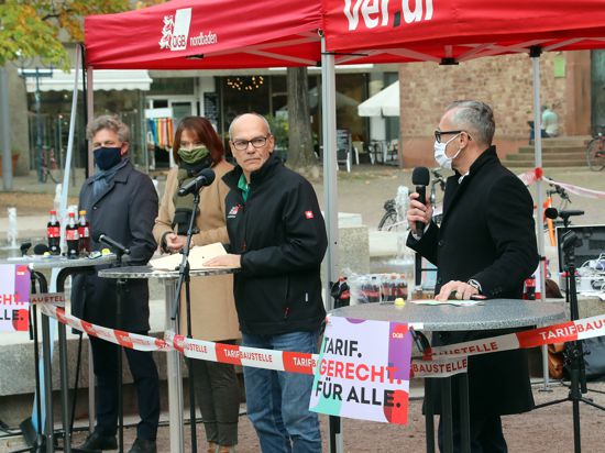 Erstes Aufeinandertreffen: Sven Weigt (rechts) beantwortet eine Frage von DGB-Stadtverbandsvorsitzender Dieter Bürk. Frank Mentrup und Petra Lorenz hören warten, bis sie dran sind.