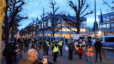 Protest vor dem Bundesverfassungsgericht: Rund 50 Kritiker der Corona-Regeln demonstrierten am Donnerstagnachmittag am Karlsruher Zirkel. Eine kleinere Gruppe bezog am Friedrichsplatz Stellung. 
