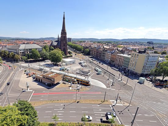 Am 4.08.2022 sind am Durlacher Tor an St. Bernhard die Fahrbahnen für den motorisierten Verkehr beherrschend. Fußgänger und Radfahrer sind an den Rand gedrängt, sie müssen die weitesten Wege bewältigen.