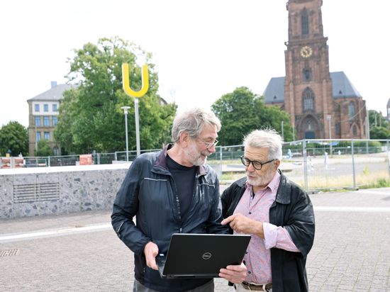 Jürgen Scherle und Dieter Walde am Bernhardusplatz in der Karlsruher Oststadt.