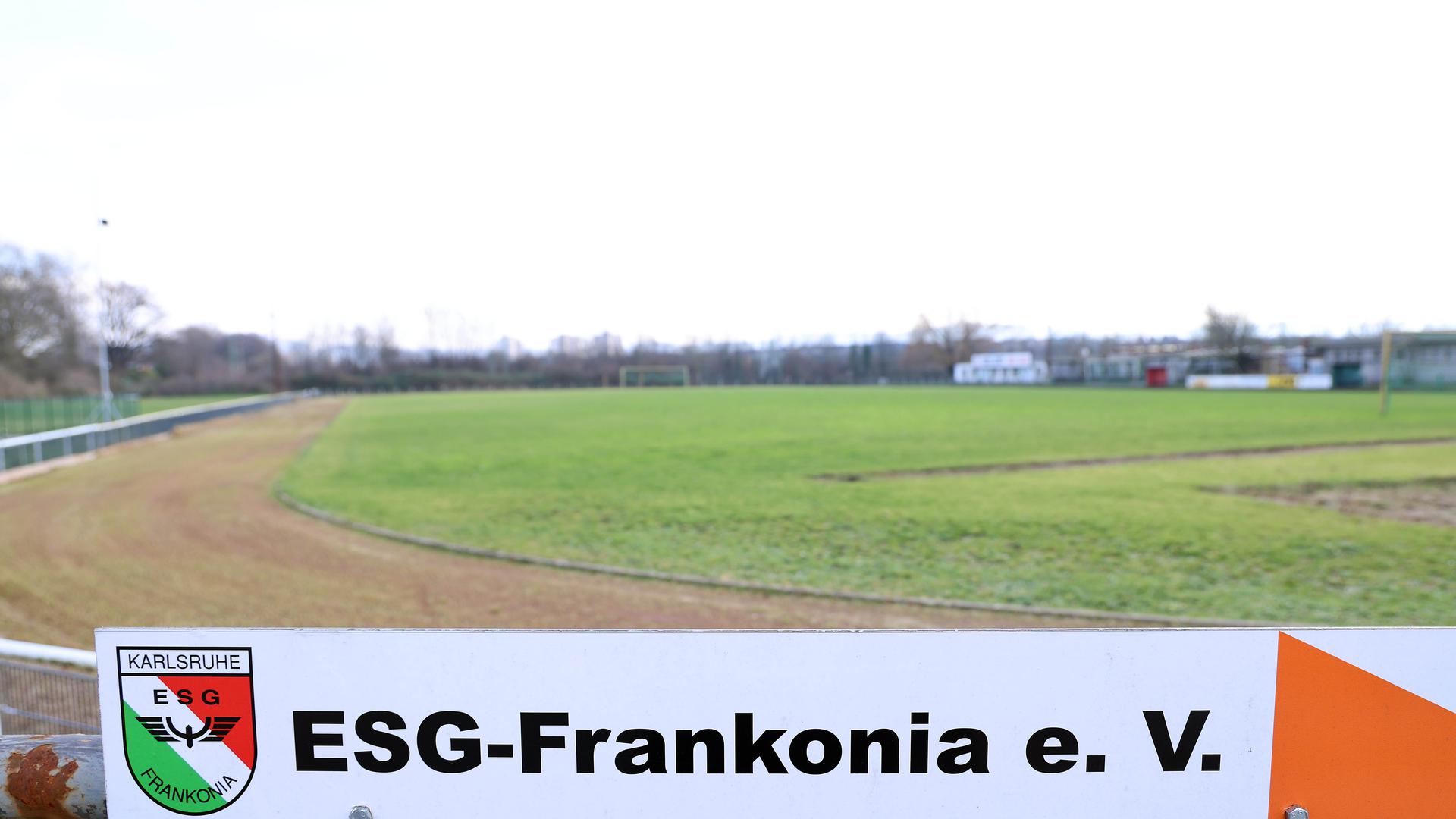 Schild der ESG Frankonia vor einem Rasen eines Sportplatzes.