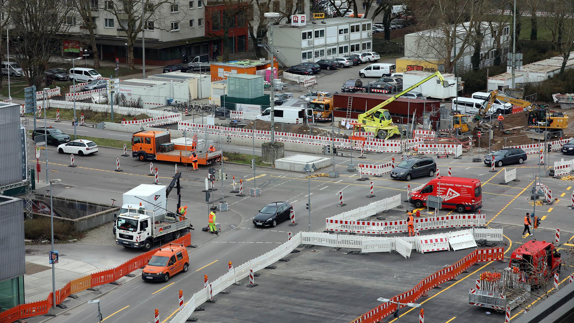 Gesperrt: Das Ettlinger Tor ist für den Autoverkehr in der Nord-Süd-Beziehung  Rondellplatz/Festplatz für drei Tage gesperrt. Dort beginnt für die Wanderbaustelle  auf der Kriegsstraße eine neue Etappe.