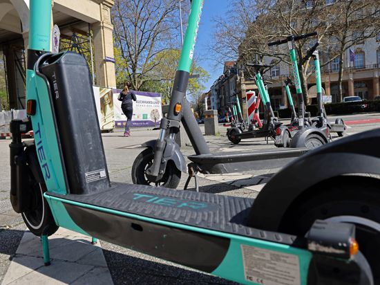 Umstrittenes Verkehrsmittel: Elektro-Scooter zum Ausleihen – hier eine Impression vom Karlsruher Bahnhofsplatz – wird es in der französischen Hauptstadt Paris bald nicht mehr geben. In der badischen Kapitale ist die Rechtsgrundlage eine andere.