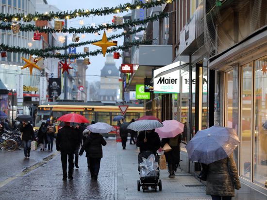 Weniger los als sonst am zweiten Adventssamstag: Der Einzelhandel in Karlsruhe – hier die Waldstraße – litt unter dem miserablen Wetter. Auch 2G schreckte wohl so manchen Kunden ab. 