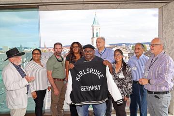 Ein Gruppenfoto zeigt die Alumnis der Karlsruher Knights, also ehemalige Schüler der American Highschool in der Karlsruher Nordstadt auf Besuch in der alten Heimat.
