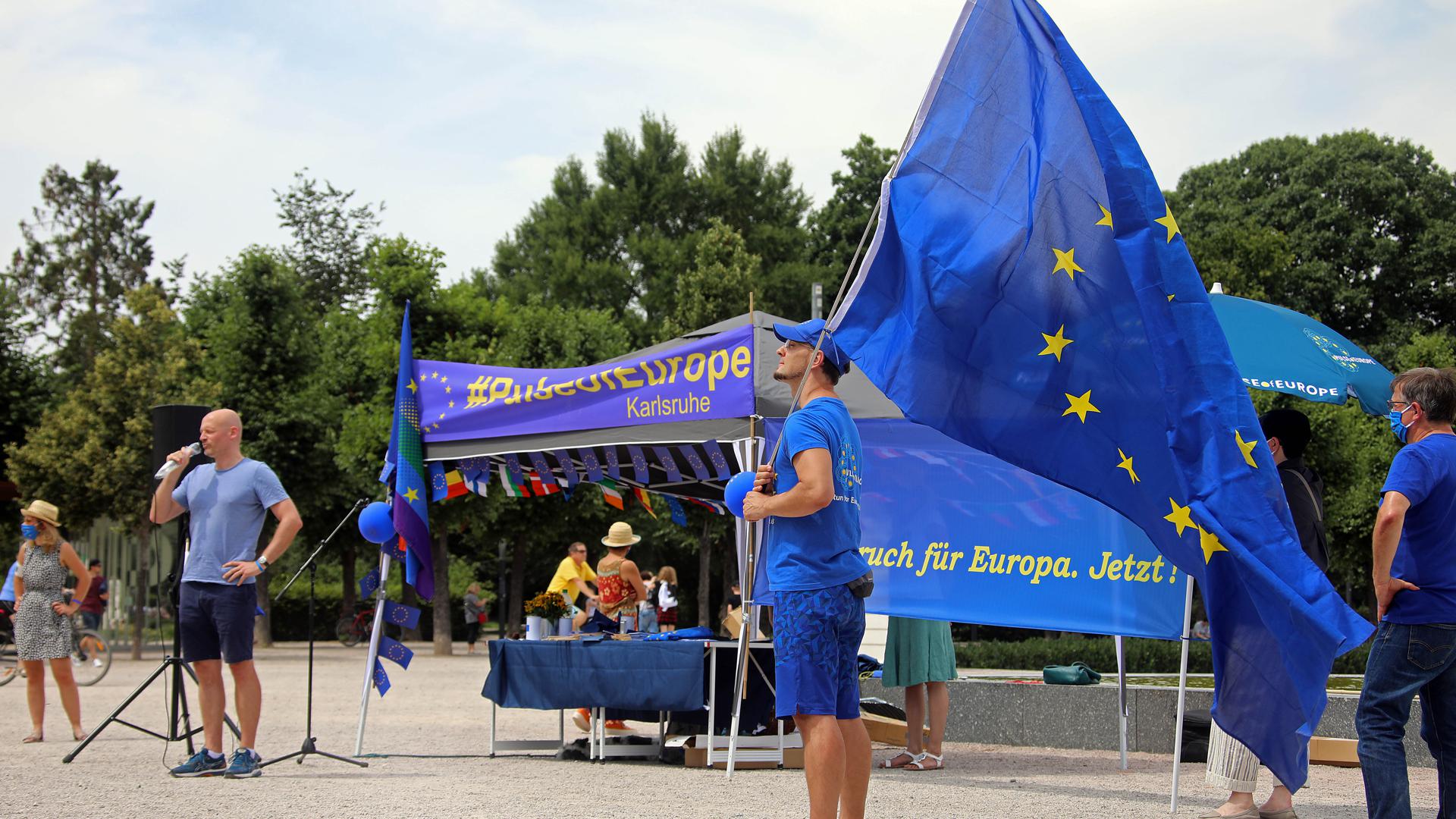 Bei einer Kundgebung der Bürgerbewegung Pulse of Europe wurde in Karlsruhe für einen besseren Zusammenhalt in der EU geworben. 