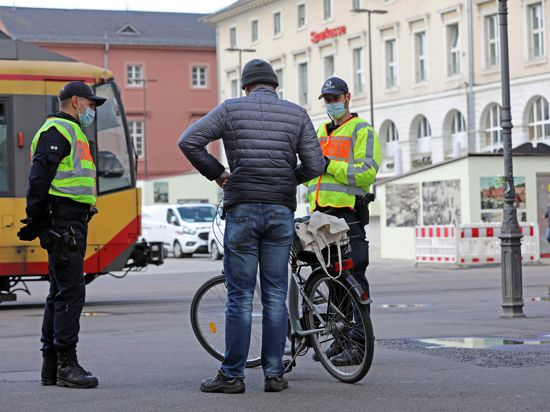Aktionstag: Für mehr Verkehrssicherheit hat die Polizei bei zahlreichen Gesprächen mit Fahrradfahrern geworben. Noch immer seien viele zu sorglos und nicht regelkonform unterwegs, finden die Beamten. 